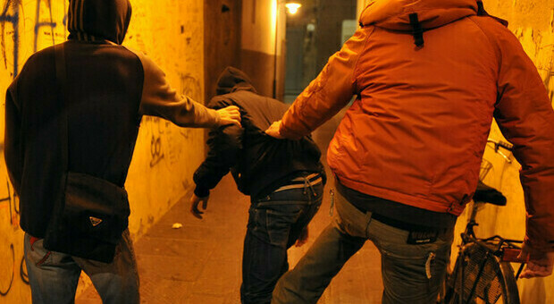 In 15 contro uno: violinista venticinquenne aggredito brutalmente nel centro di Torino
