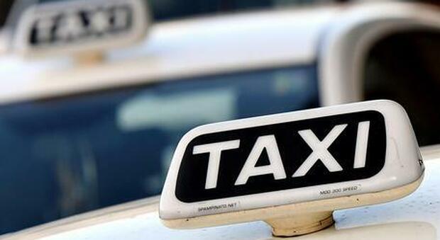 Cremona, "vola giù" dal taxi dopo lite per 10 euro: arrestato tassista. L'intercettazione choc