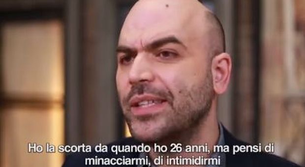 Salvini a Saviano: «Valutiamo la sua scorta». E lo scrittore risponde: «Buffone»