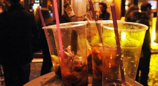 Movida a Napoli, il questore chiude bar a Monteoliveto per vendita di alcolici a 14enni