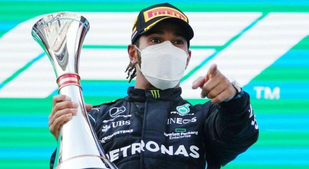Lewis Hamilton a Barcellona festeggia la sua vittoria numero 98