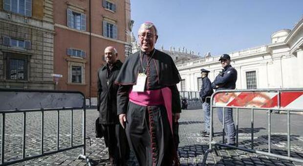 Vaticano, il cardinale Hollerich: «La Chiesa deve modificare la valutazione dell'omosessualità»