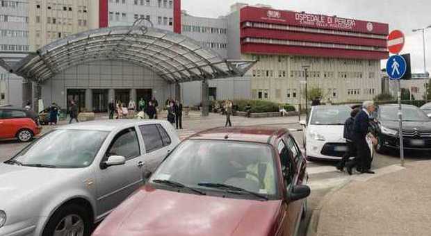 Perugia, caos parcheggi all'ospedale: «Intrappolata con mio figlio piccolo in auto»