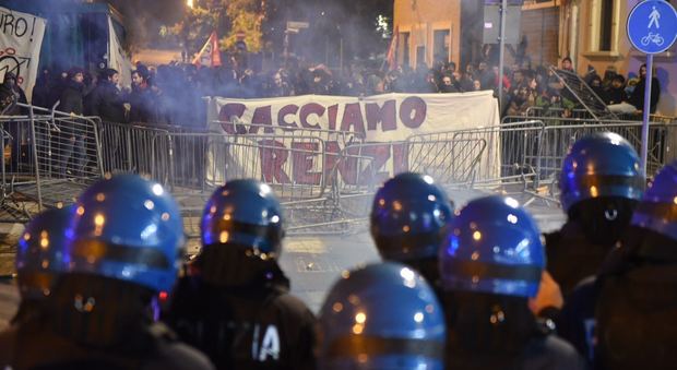Renzi a Padova per il referendum: scatta la contestazione No global