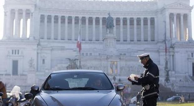Serrata anti-smog, il pasticcio di Roma: «Stop a tutti i diesel»