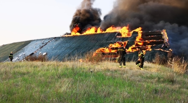 immagine Roma, Infernetto: fiamme in via della Cacciuta: a fuoco l'ex impianto di compostaggio