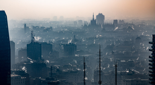 Covid, lo studio: «Lo smog non favorisce la circolazione del virus nell'aria»
