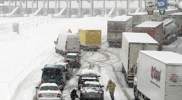 Brennero, confine chiuso: tutto bloccato per la neve, code chilometriche di tir