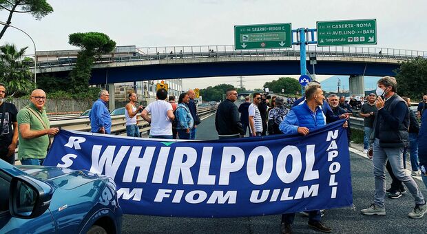 Whirlpool Napoli, gli operai bloccano l’autostrada: «Non possiamo più aspettare»
