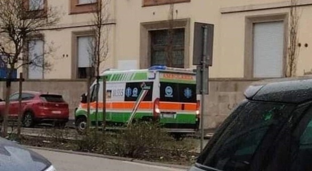 Sposta l'ambulanza che bloccava il traffico, caccia all'uomo che era in coda a Rovigo