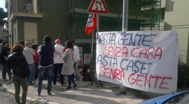 Ancona, presidio contro uno sfratto L'ufficiale giudiziario non si presenta