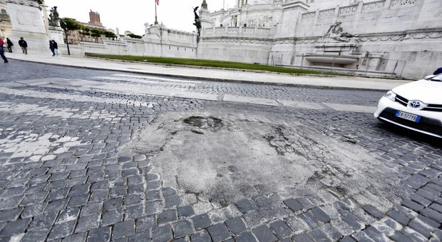 Piazza Venezia, vietare l'accesso ai pullman