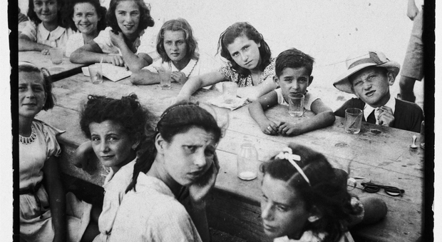 Campo di internamento di Ferramonti, Tarsia (Cosenza), settembre 1940. Bambini e giovani ebrei internati. © United States Holocaust Memorial Museum, Washington