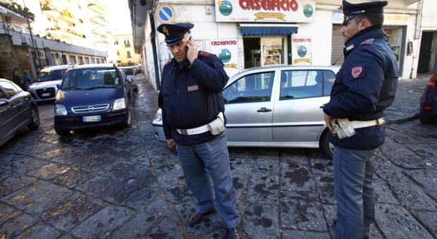 Napoli, pregiudicato spintona i poliziotti per picchiare la moglie: arrestato