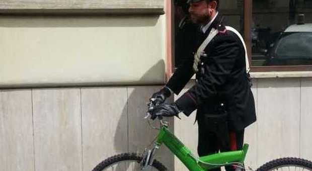 Scaraventa martello contro carabinieri che lo sorprendono a rubare bicicletta