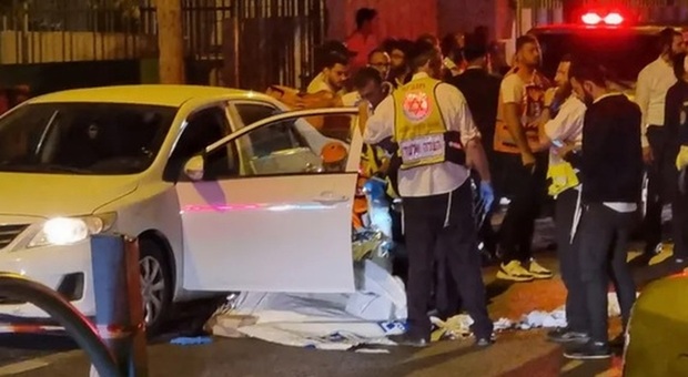 Israele, tre morti in un attacco terroristico a Elad. Caccia ai killer: «Armati di ascia e pistola»