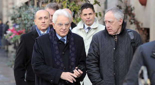 Mattarella a piedi a casa di Napolitano: colloquio privato dall'ex presidente