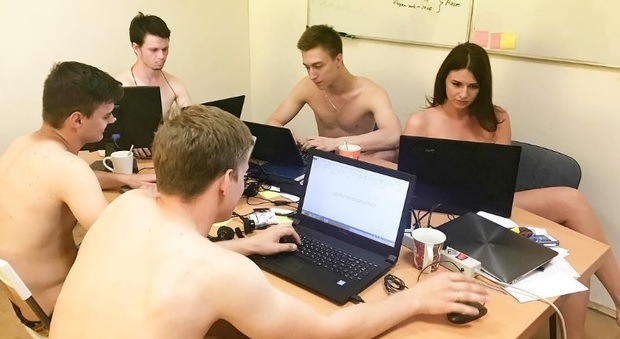 Bielorussia, tutti nudi in ufficio (Instagram)
