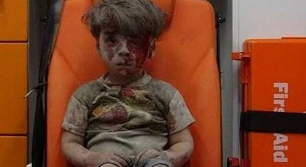 Aleppo, nuovo raid: uccisi 6 bambini e la loro mamma. L'Onu: «La città sta per morire»
