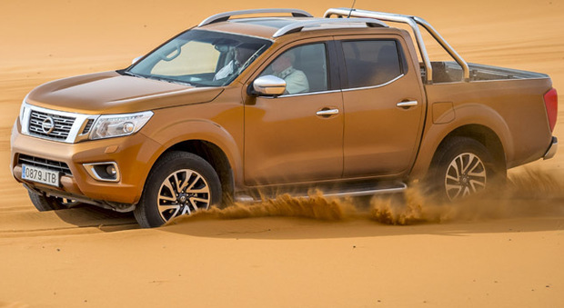 Il Nissan Navara tra le dune del Sahara