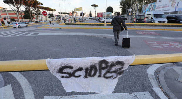 Sciopero controllori aerei, disagi anche a Napoli: cancellati 11 voli in partenza