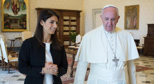 Raggi in visita da papa Francesco in Vaticano con il figlio e i genitori