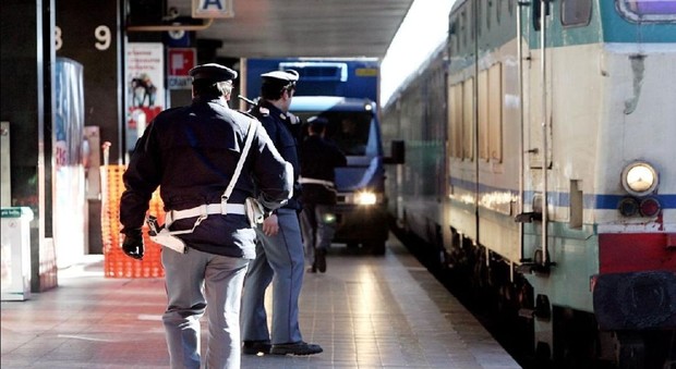 Roma, paura alla stazione Termini, rissa tra immigrati a colpi di bottiglie: un uomo accoltellato