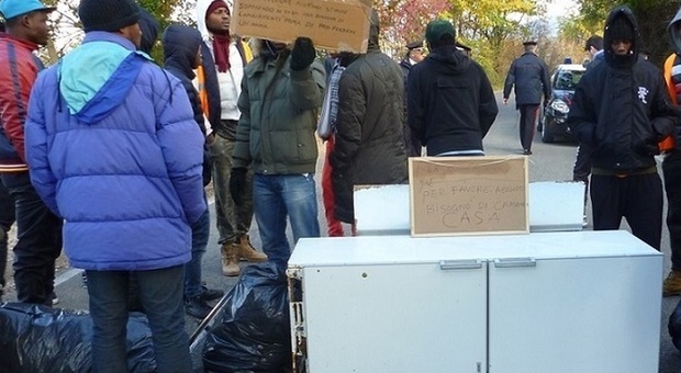 Galluccio, protesta e blocco stradale dei migranti