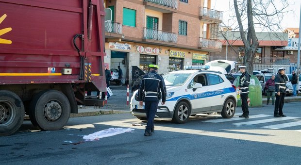 Roma, la tragedia oltre i rifiuti: muore sotto il camion Ama