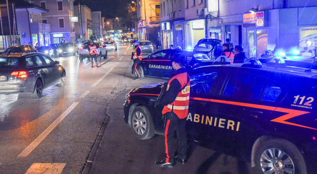 CONTROLLI - I carabinieri hanno fermato le auto uscite dal festival di musica elettronica