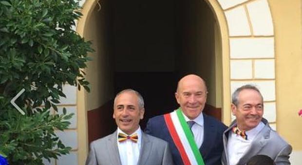 Beniamino e Nino con il sindaco di Ponza, Piero Vigorelli