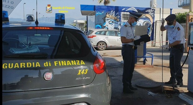 Pompe bianche a Salerno, maxi sequestro di carburanti dannosi per auto e moto
