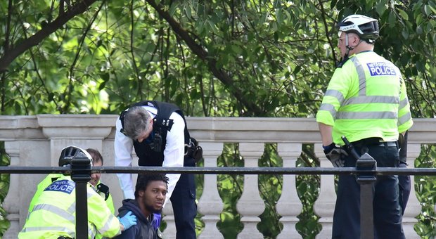 Londra, arrestato un uomo armato di coltello a Buckingham Palace
