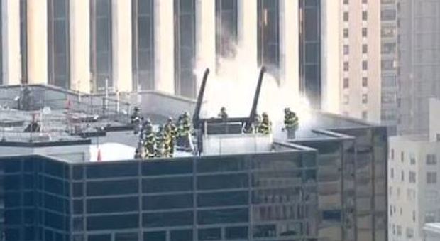 New York, incendio nella Trump Tower: due feriti, colonna di fumo dal grattacielo