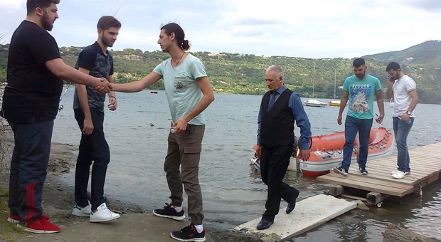 Castel Gandolfo, ragazzo annegato nel lago: gli amici arrivano in massa dall'Azerbaigian