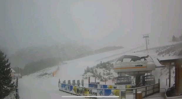 La prima nevicata con il panorama dei Sibillini mozzafiato: guarda le foto