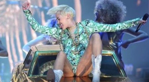 Miley Cyrus superhot nel concerto che apre il tour europeo