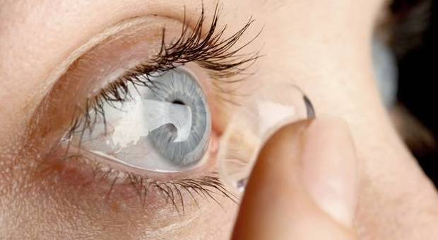 Dorme con le lenti a contatto: si risveglia con la cornea corrosa da un batterio