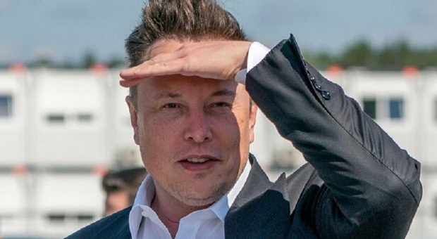 Elon Musk fischiato sul palco, non riesce a parlare. Il comico Chapelle: «Sono quelli che hai licenziato»