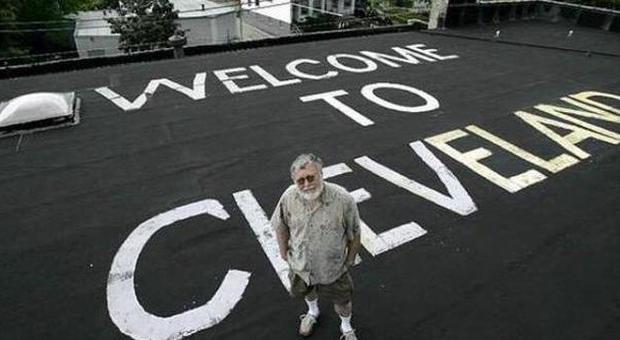 Scrive 'Benvenuti a Cleveland' sul tetto di casa, ma vive a Milwaukee: "È per confondere i piloti"