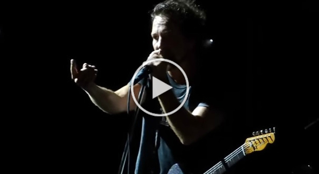 Picchia una donna al concerto dei Pearl Jam, Eddie Vedder si ferma e lo fa cacciare