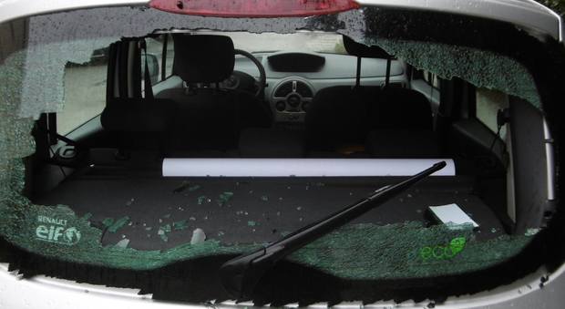 Fano, vandali danneggiano l'auto dell'assessore: «Un caso? Speriamo»
