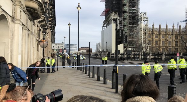Allarme a Londra, chiuso il ponte di Westminster per un veicolo sospetto