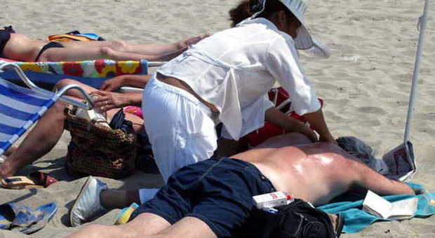 Massaggiatrice cinese abusiva bloccata dai carabinieri in spiaggia