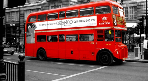 Un'immagine tipica del traffico inglese: un bus di Londra