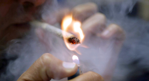 Ragazzini fumano spinelli nel fosso Spiati e fotografati dai residenti 007