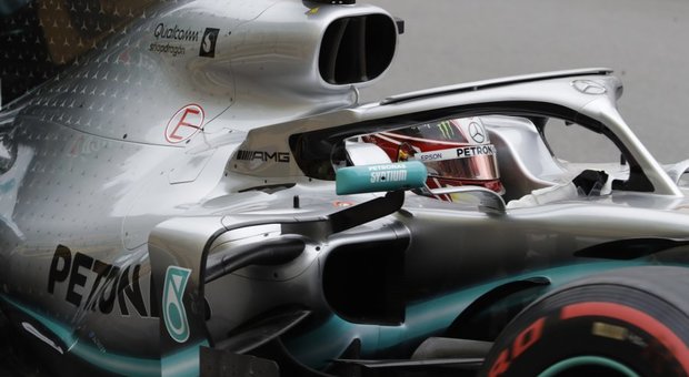 Lewis Hamilton nell'abitacolo della sua Mercedes