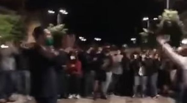 Avellino, il sindaco tra gli assembramenti "dirige" la movida contro Salerno