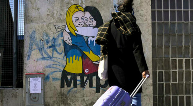 Roma, nel giorno della Festa della Donna spunta l'opera della street art: una donna russa e una ucraina che si abbracciano e piangono