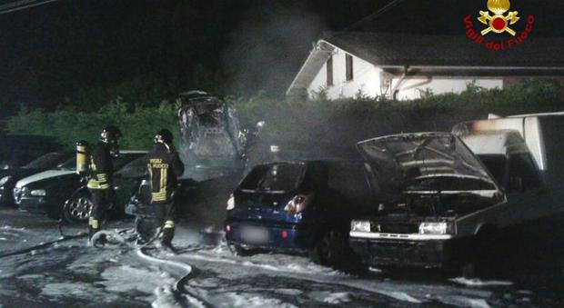 Incendio nel parcheggio della carrozzeria: 5 auto in cenere